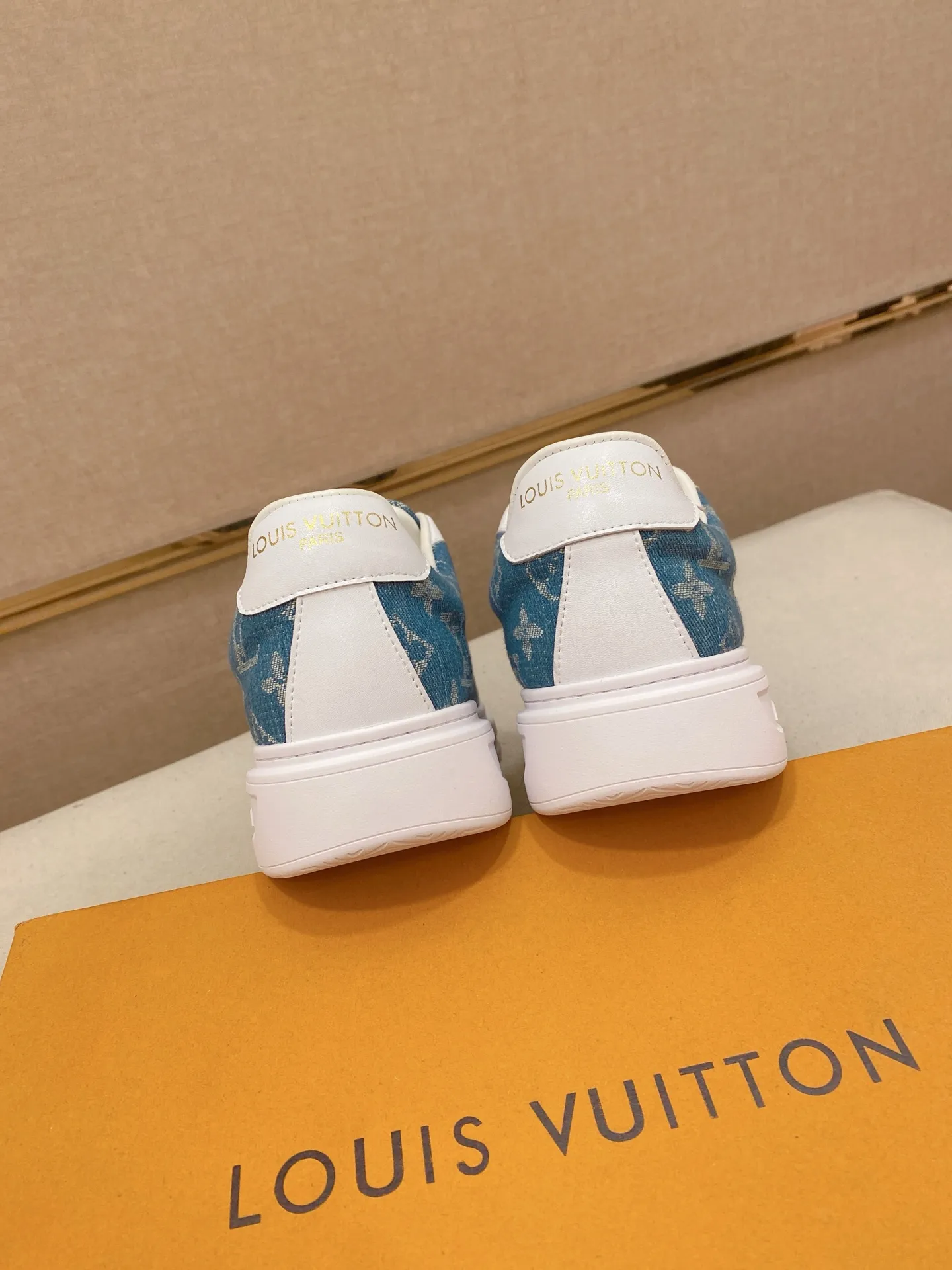 Men's shoes 💰: 400💰🎉🎉LV~Louis Vuitton trendy men's shoes New shipments Latest matching The same style as the official website Super high quality Hot sales of the season [strong] [strong] [strong] Selected first-layer cowhide, comfortable cowhide lining, original last, comfortable on the foot, wear-resistant rubber outsole Size number: 38-44.